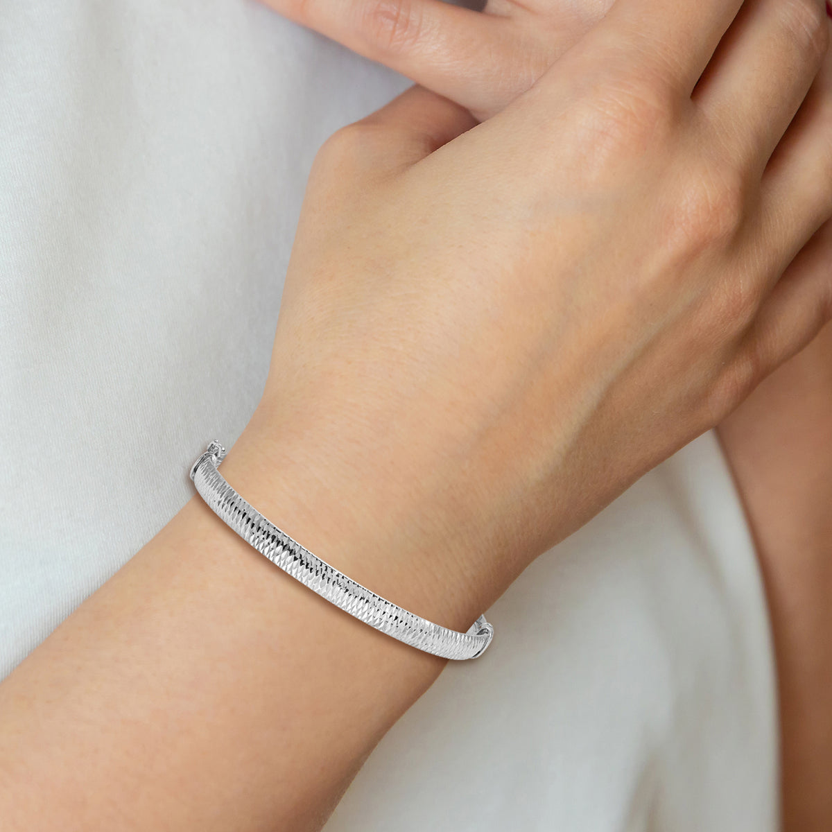 Sterling Silver RH-plated Polished & Textured Bangle